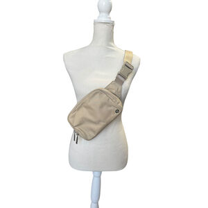 Lululemon Everywhere Belt Bag Large 2L - Trench